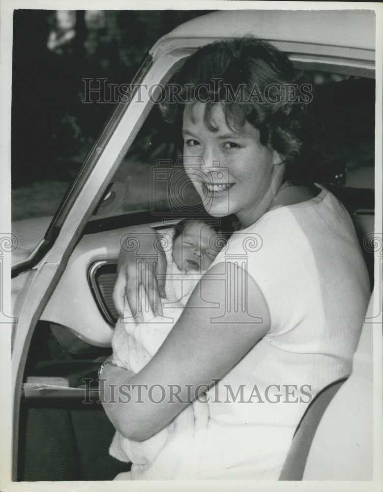 1961 Press Photo Olympic swimmer, Judy Grinham, gave birth to a son - Historic Images