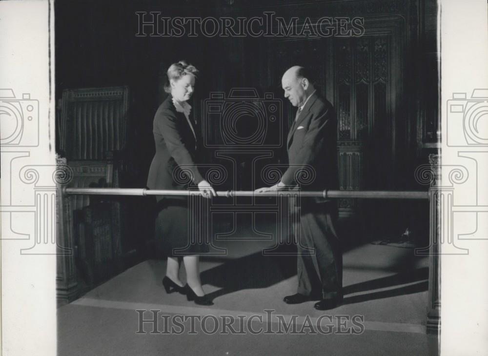 Press Photo Fab Hornsby-Smith Ernest Patridge Bar Around Parliament - Historic Images