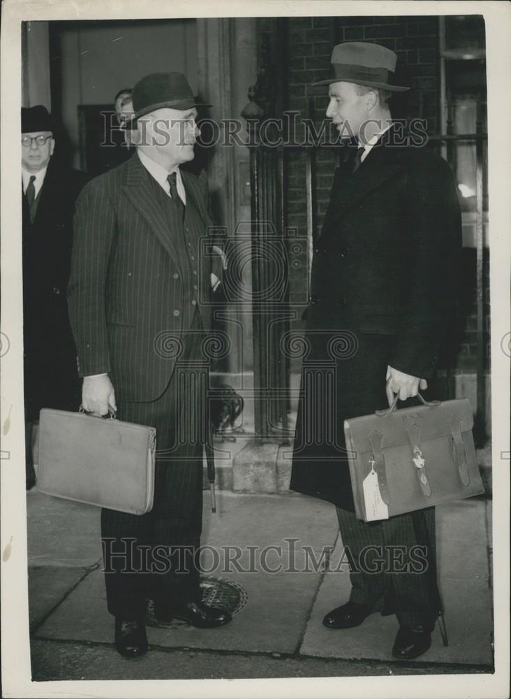 1946 Press Photo Lord Wavell, Viceroy Of India, Chats With Secretary G.E.B. Abel - Historic Images