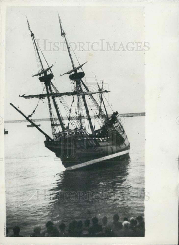 1957 Press Photo Replica Ship Mayflower II Tilting After Dry Dock Removal - Historic Images