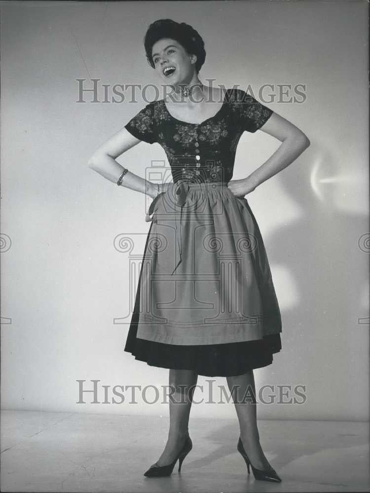 Press Photo Rita Fendt Member Cabaret Platzl Wearing Dirndl Yodeling - Historic Images