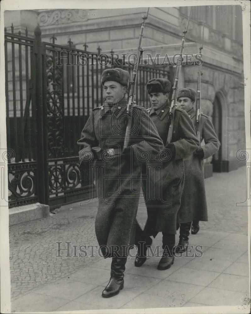 Press Photo Guard Mounting outside the Russian Embassy in Berlin - Historic Images