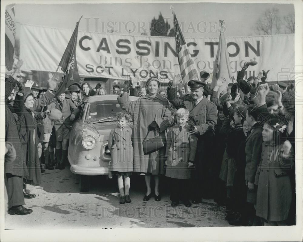 1955 Press Photo Village Turns out to bid farewell to American Family - Historic Images