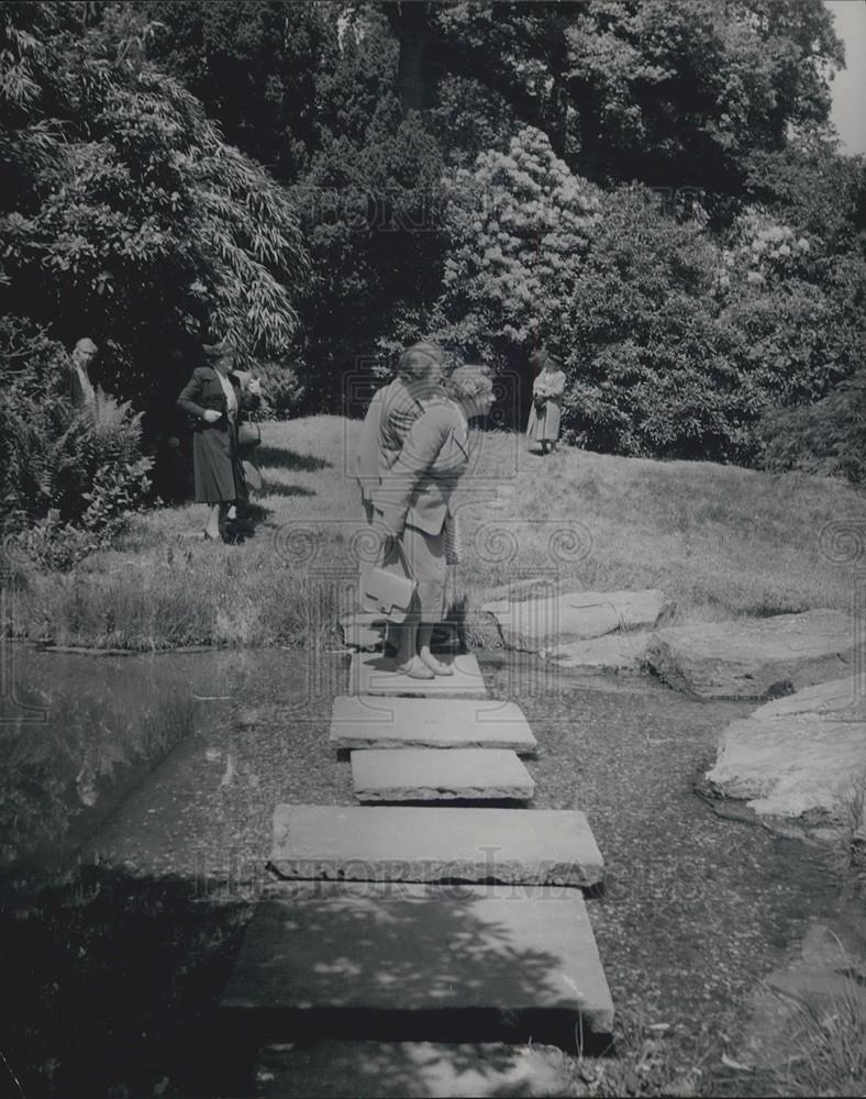 Press Photo Chartwell Manor Visitors At Fish Pond Open To Public - Historic Images