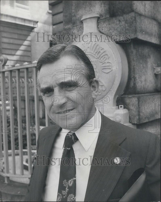 1974 Press Photo Mr. Sidney Weighell at office in Euston Road - Historic Images