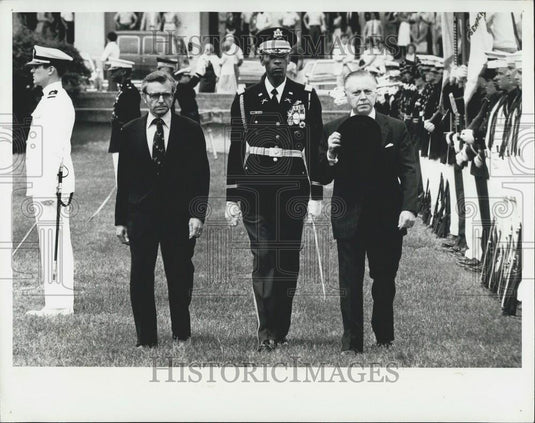Press Photo US Sec of Def Frank C. Carlucci &Turkish Haluk Bayulken - Historic Images
