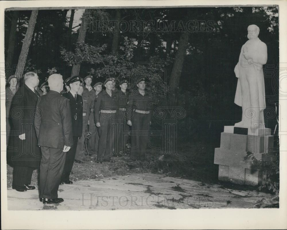 1953 Press Photo Statue Int&#39;l Red Cross Founder Unveiled-Holland Prof Breitner - Historic Images