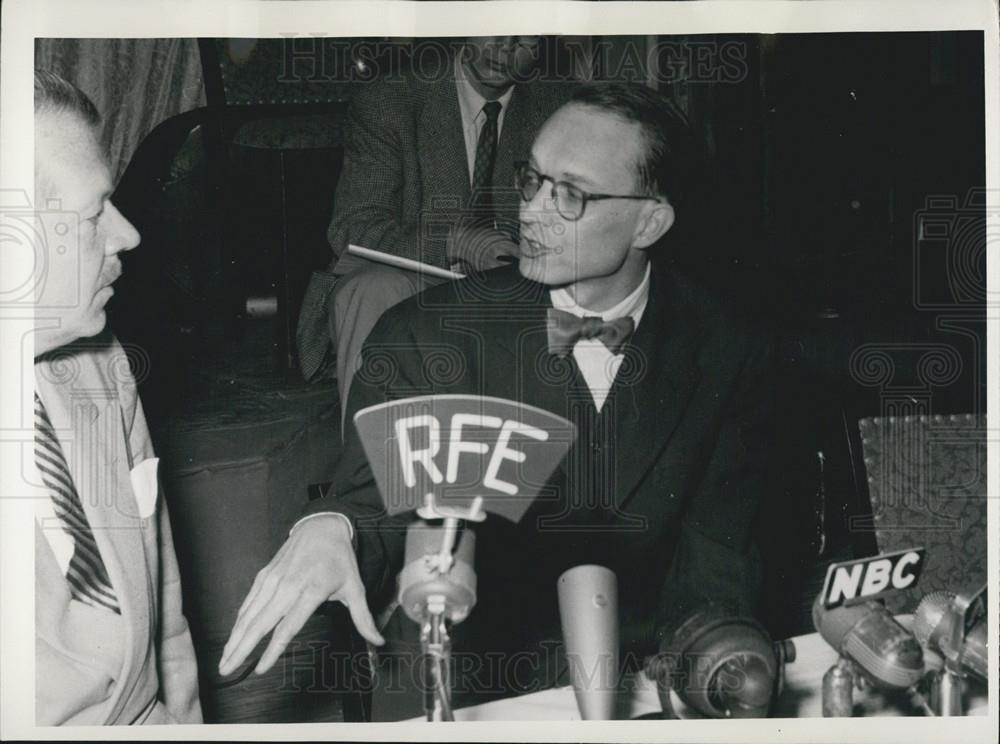 Press Photo Associated Press correspondent William Oatis - Historic Images