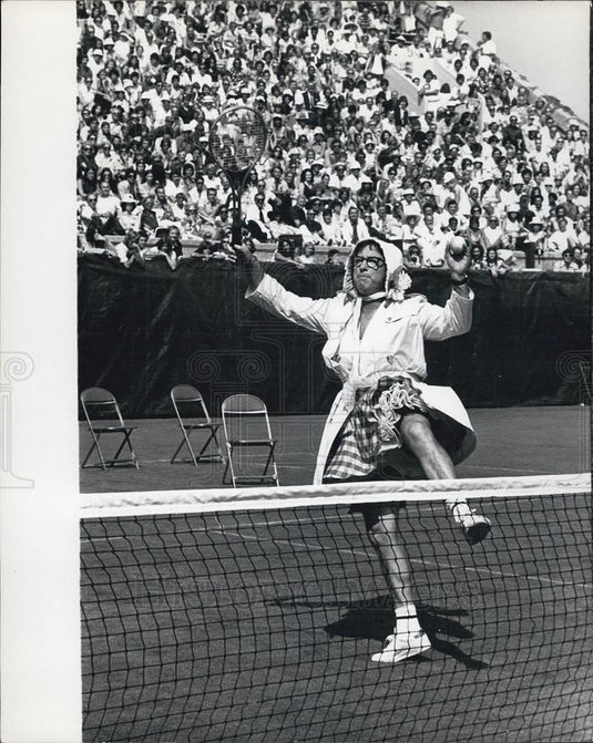 1973 Press Photo Entertainment For Tennis Matches Bobby Riggs In Girl's Outfit - Historic Images