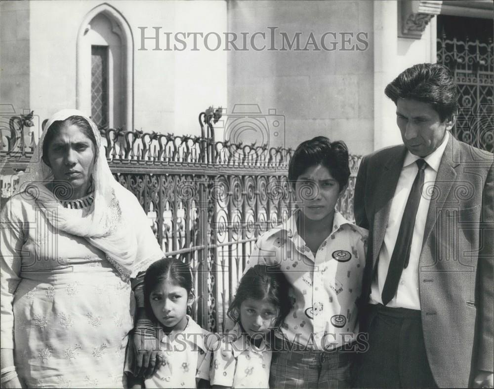 1976 Press Photo 13 Year Old Pakistani Boy Arrives In Britain - Historic Images