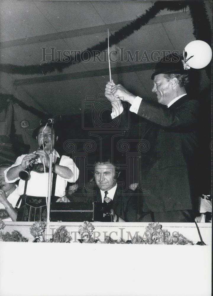 1970 Press Photo Chancellor Brandt conducting the band at Octoberfest - Historic Images