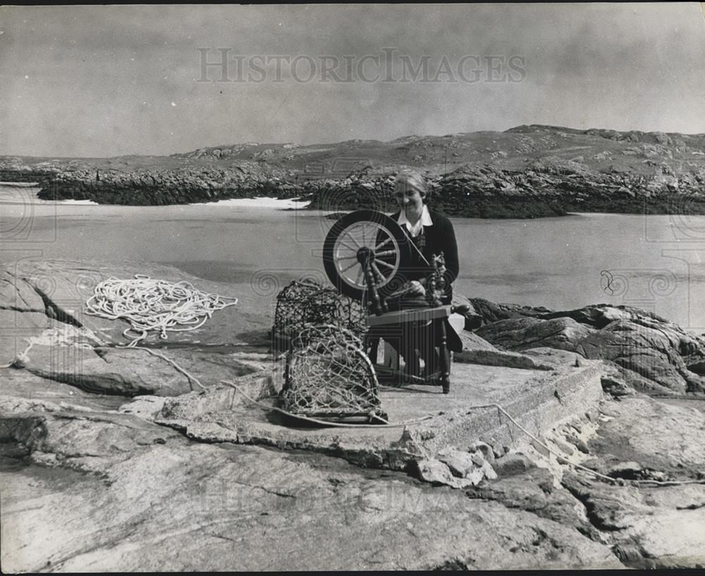 Press Photo Mrs. Morrison who lives in seclusion in an ancient crofter&#39;s cottage - Historic Images