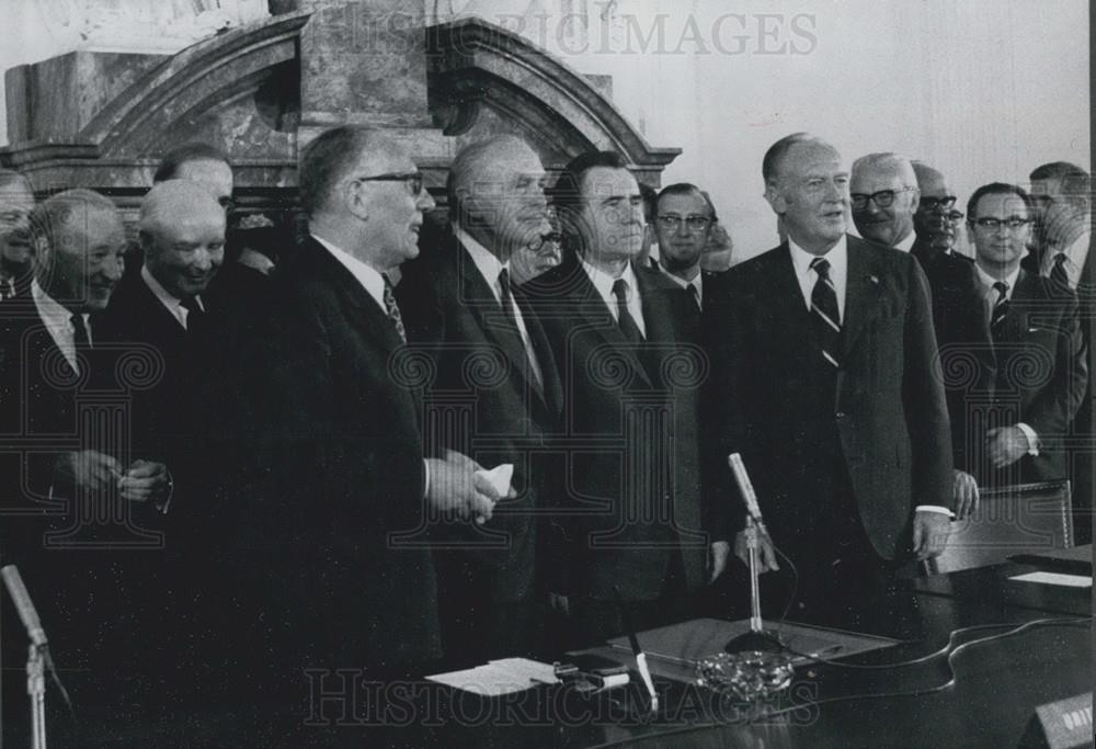 1972 Press Photo Foreign Ministers Signing Berlin Agreement At Kontrollat - Historic Images