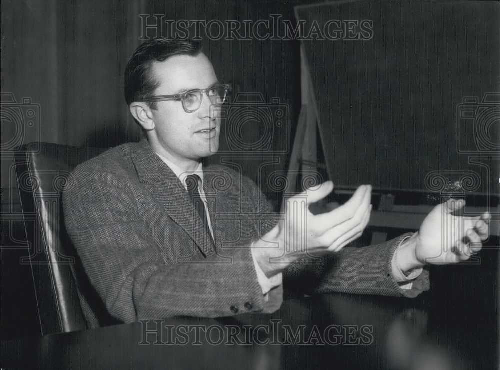 1958 Press Photo Official in Soviet Zone in Germany Set Free US Tourist - Historic Images