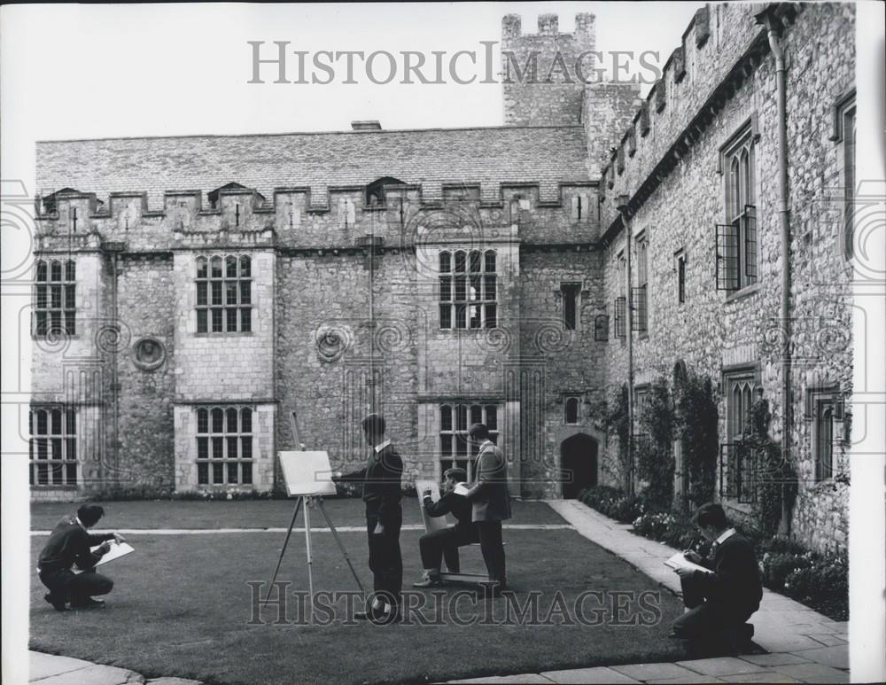 Press Photo Atlantic College Students Sketching In Courtyard - Historic Images