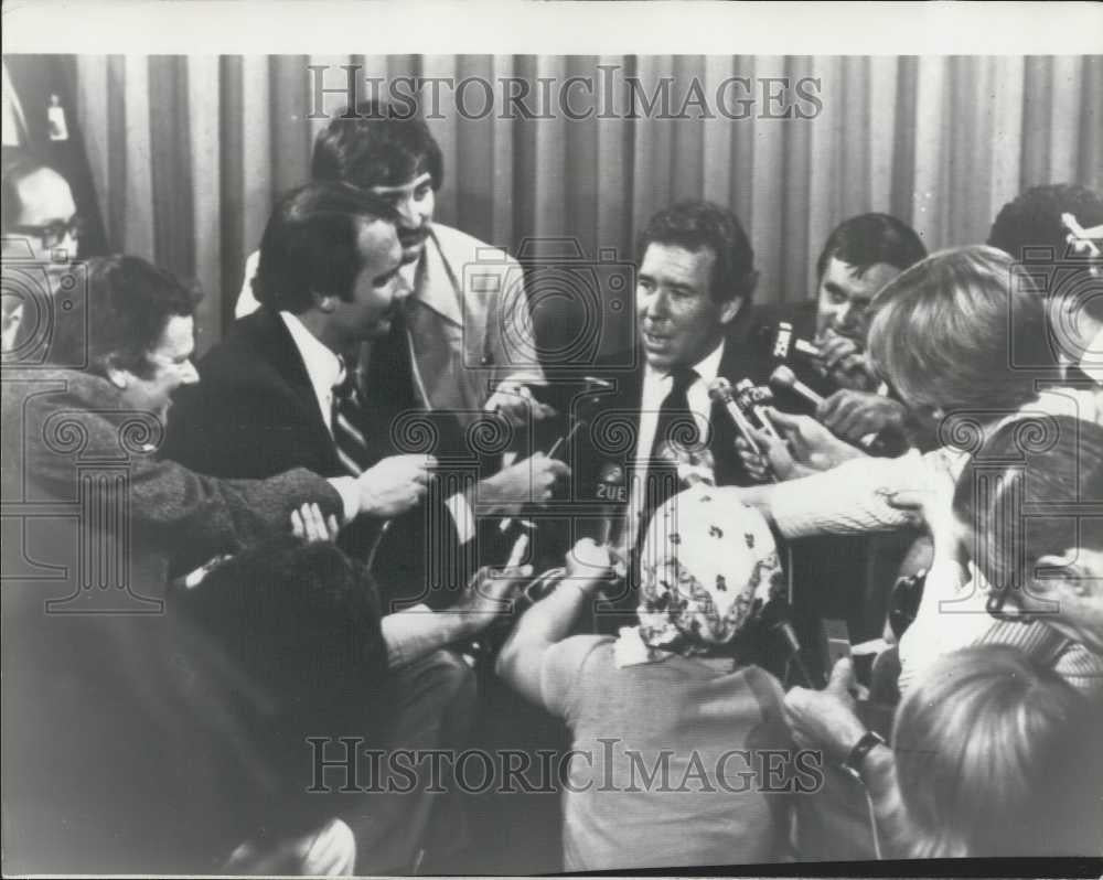 1976 Press Photo Lord Snowden Arrives In Sydney - Historic Images