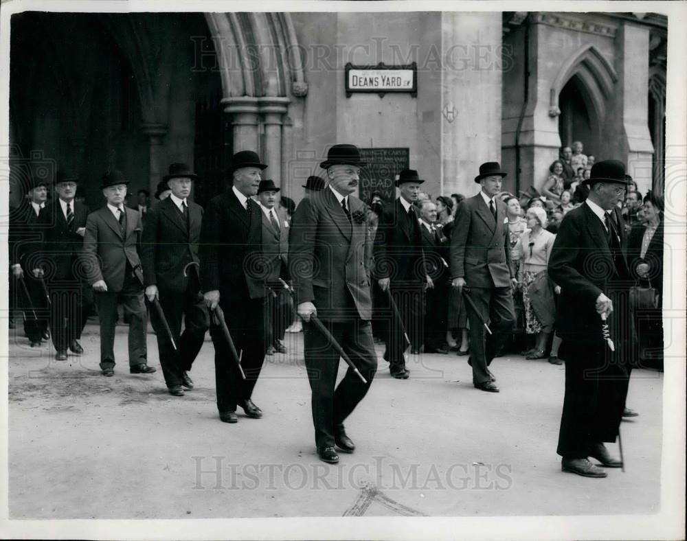 1953 Press Photo Gentlemen-at-arms with Bowlers and umbrella - KSB27125 - Historic Images