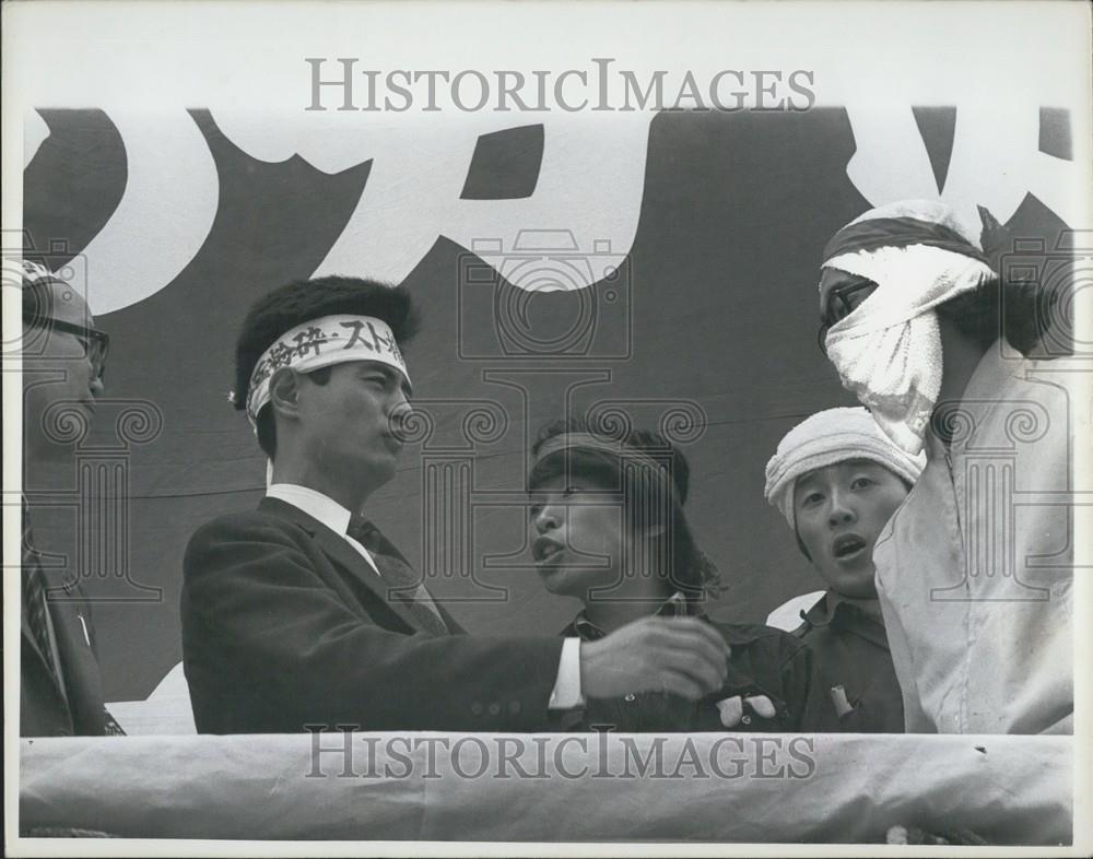 1974 Press Photo Red Guards Disrupting Speeches During Ceremonies - Historic Images