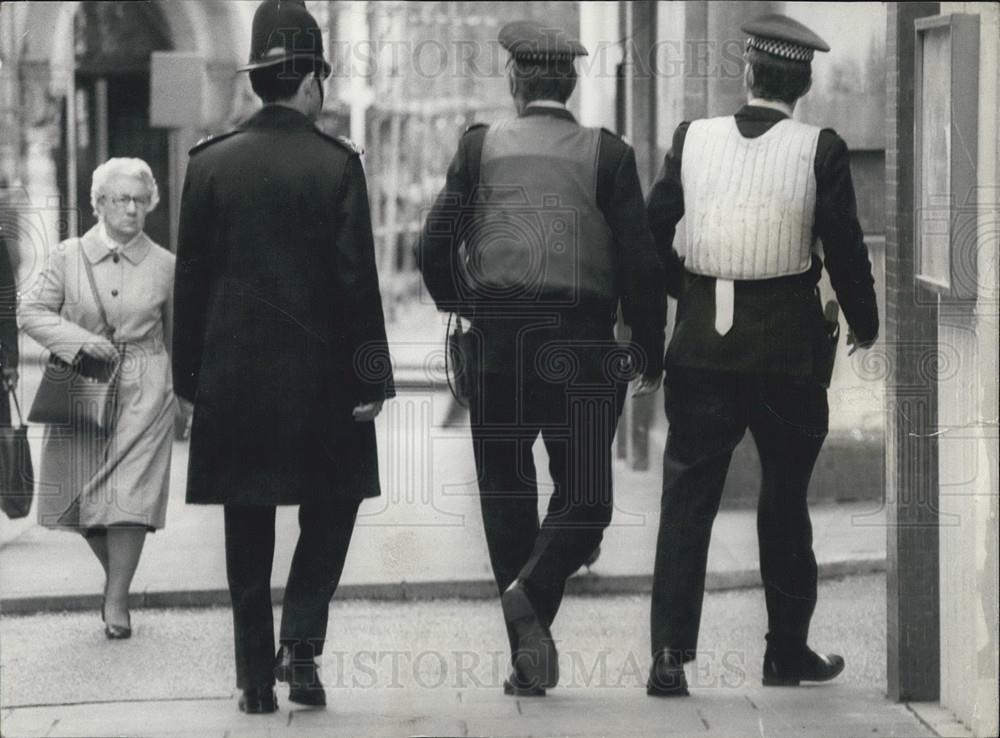 1977 Press Photo Armed Police With Bullet - Proof Jackets At The Old Bailey - Historic Images