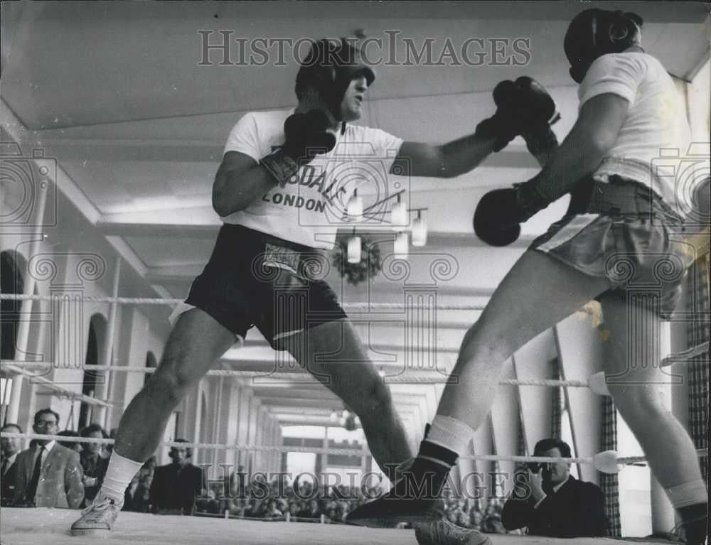 Press Photo Brian London in the ring watched by campers - Historic Images