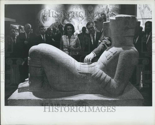 1964 Press Photo Rockefeller in Mexico, 1964 at the archelogical Musuem - Historic Images