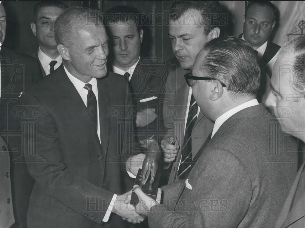 1965 Press Photo Rome Mayor Amerigo Petrucci, Astronaut John Glenn, Wolf Statue - Historic Images