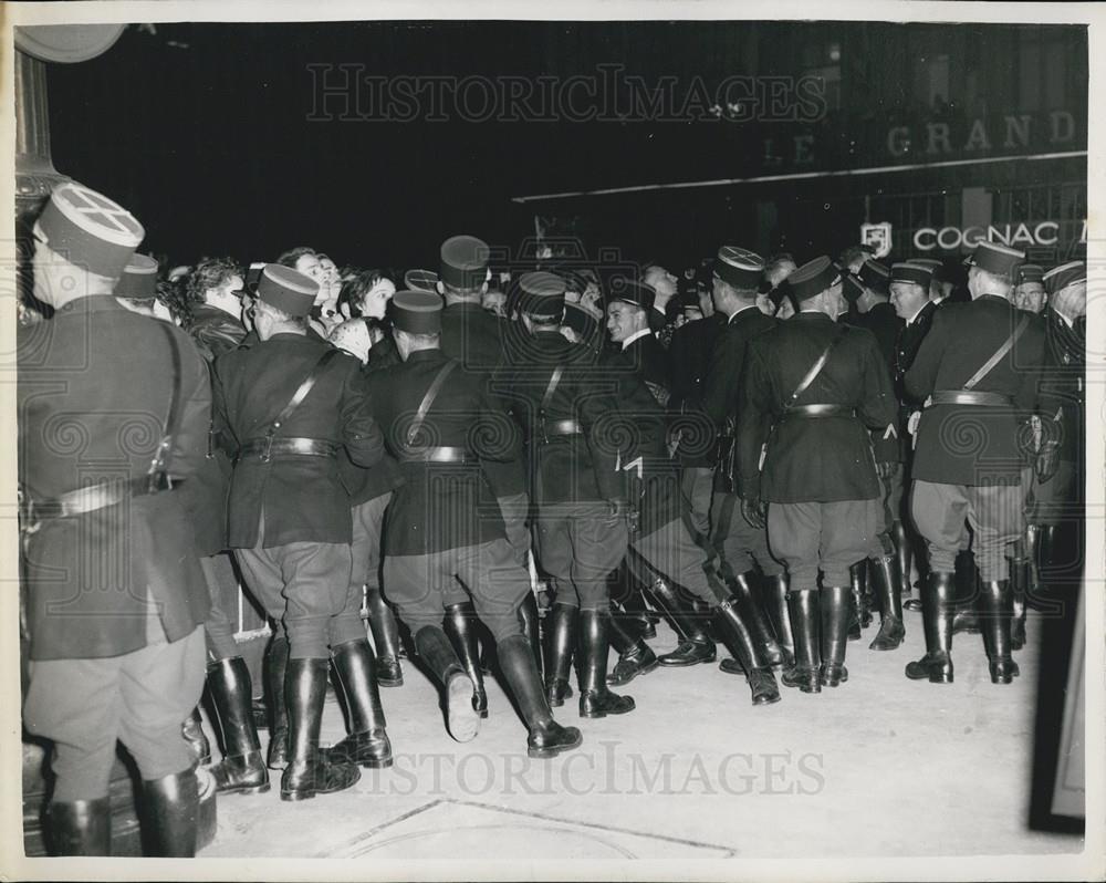 1957 Press Photo Paris police keeping back the crowds Queen arrives - Historic Images