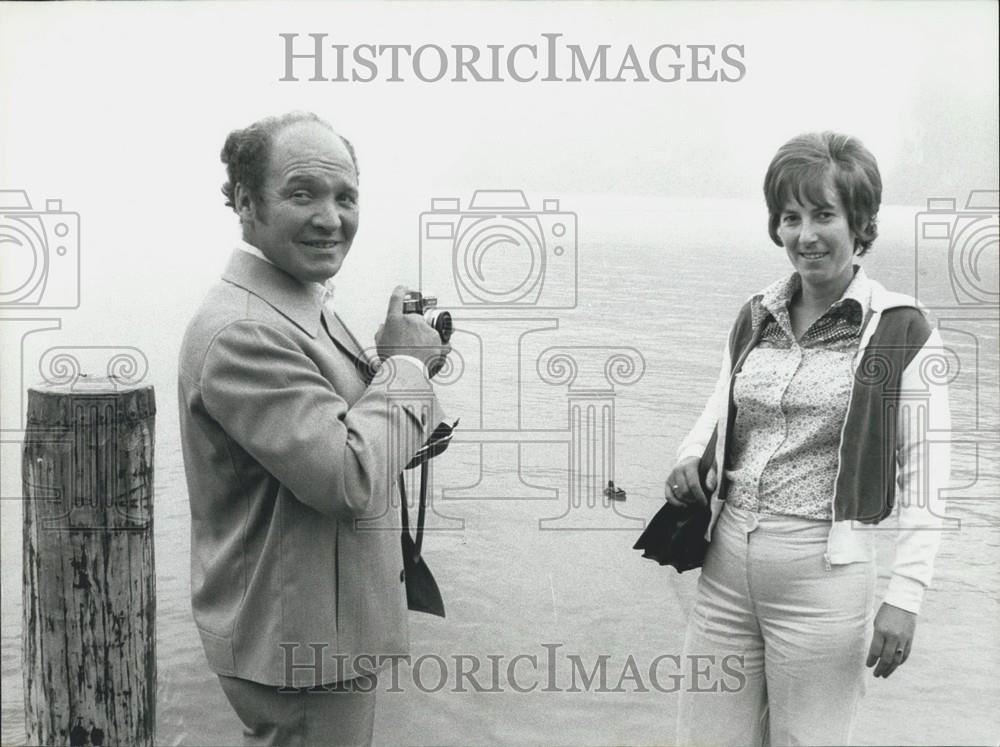 1976 Press Photo German Tourist Takes Pic Of Supposed Lake Monster In Brunnen - Historic Images