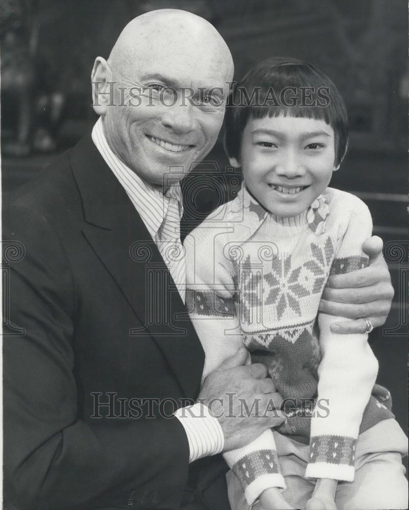 Press Photo Richard Chau,, and actor Yul Brynner - Historic Images
