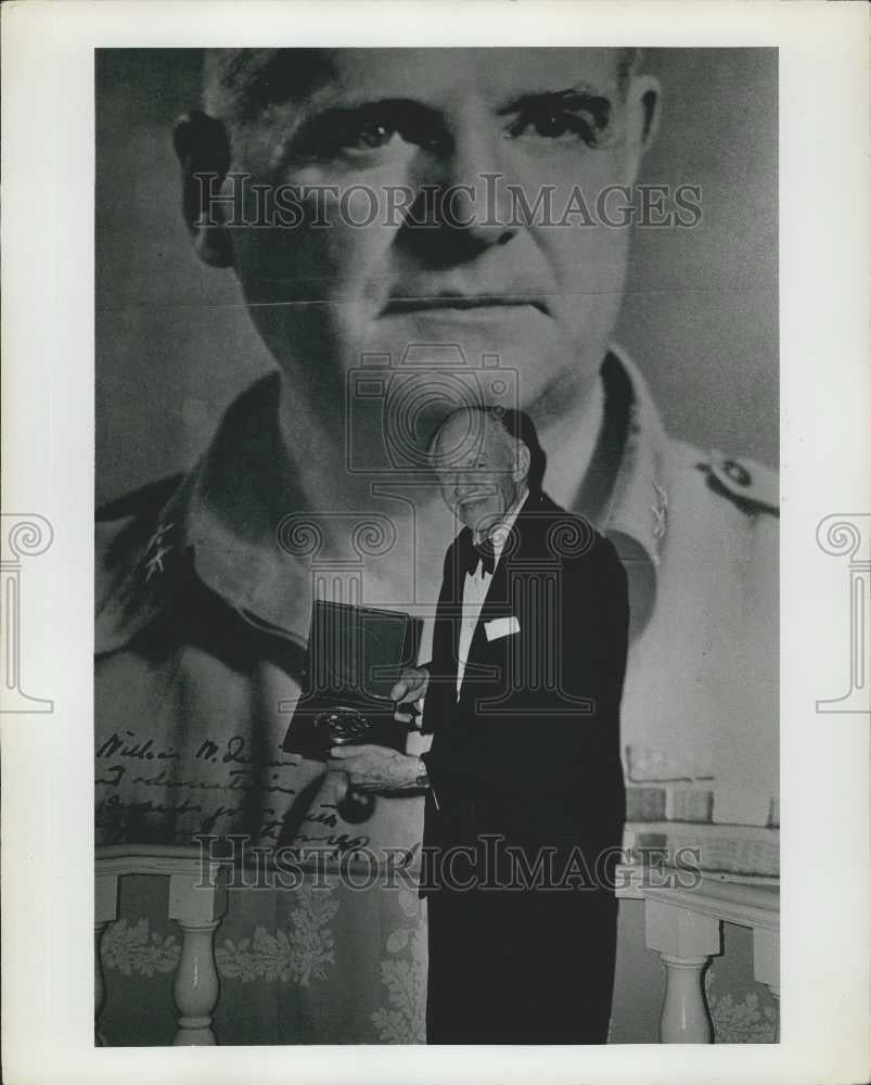 1977 Press Photo Veterns of OSS Dinner Presenting of the William J Donovan Award - Historic Images