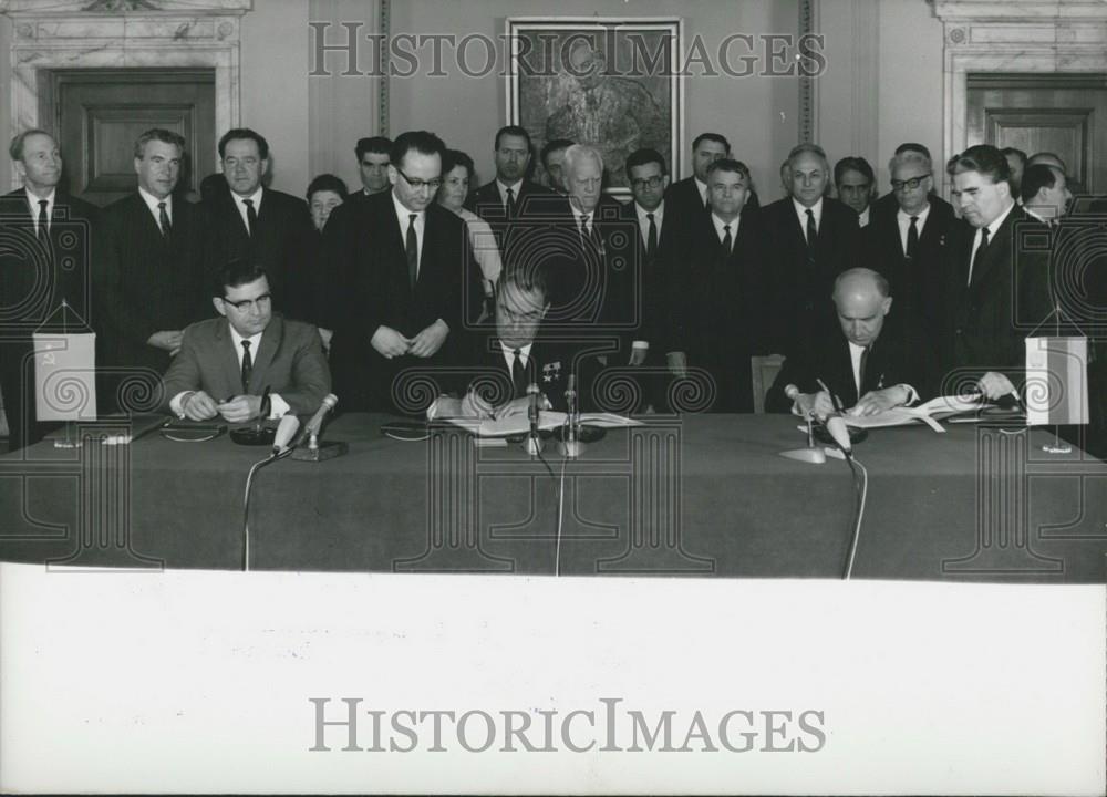 1967 Press Photo People&#39;s Republic Of Bulgaria: Signing ceremony - Historic Images