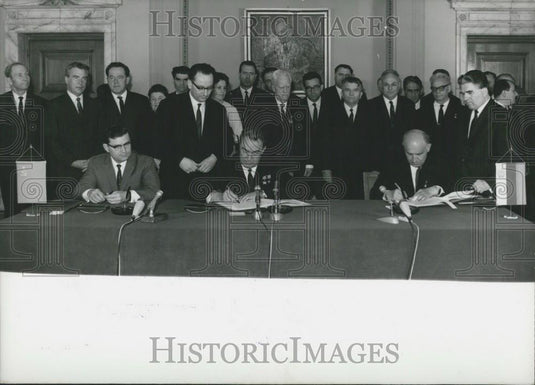1967 Press Photo People's Republic Of Bulgaria: Signing ceremony - Historic Images