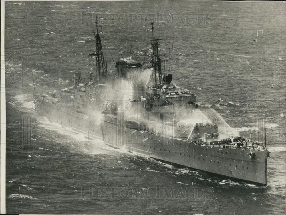 1954 Press Photo &#39;&#39;Pre-Wetting&#39;&#39; trials in HMS Cumberland - Historic Images