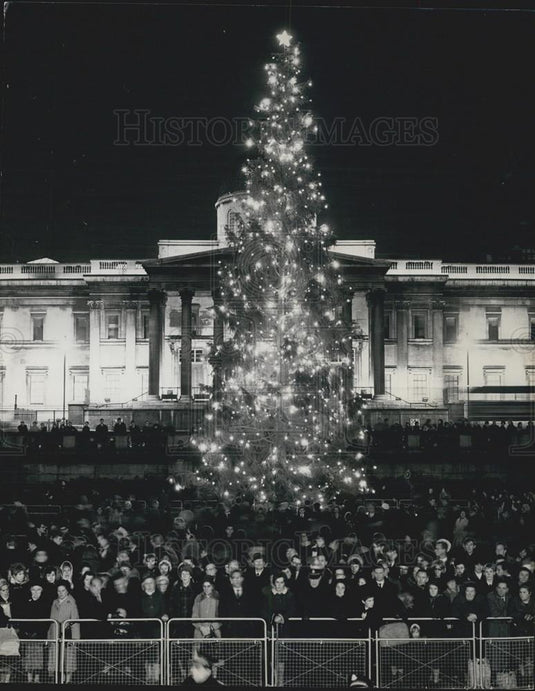 1965 Press Photo Annual Christmas Tree from Norway is Switching on in Trafalgar - Historic Images