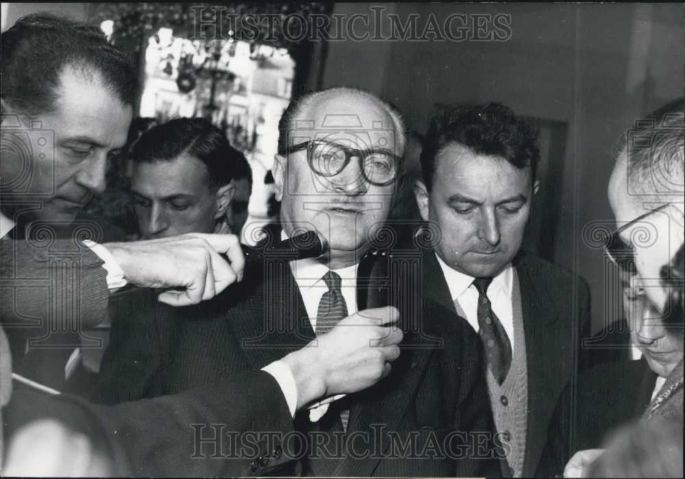 Press Photo Guy Mollet Leaving Elysee Palace After Helping Form New Cabinet - Historic Images