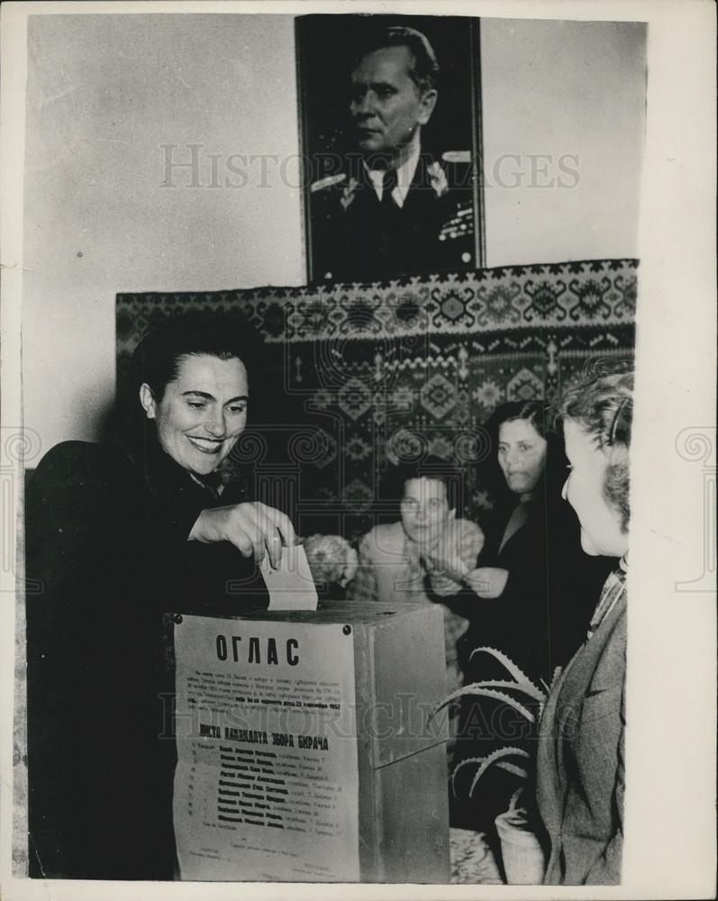 1952 Press Photo Wife of Yugoslavian Dictator Marshal Tito Casts Her Vote - Historic Images