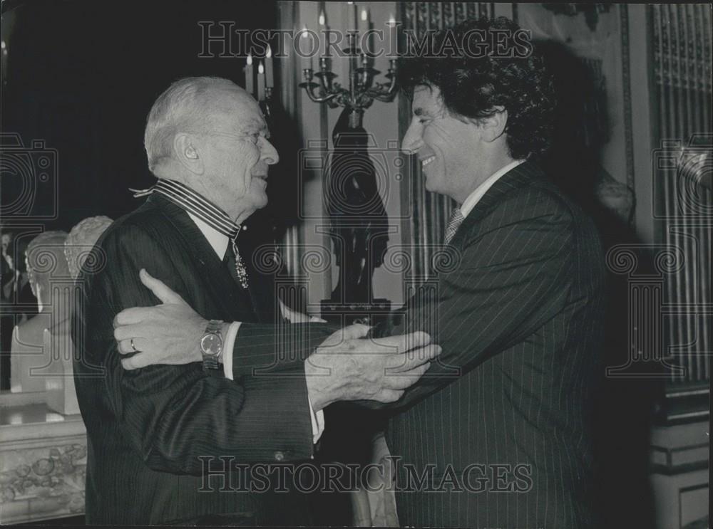 Press Photo Jack Lang Minister Delegate Culture Greets MacBride Nobel Prize - Historic Images