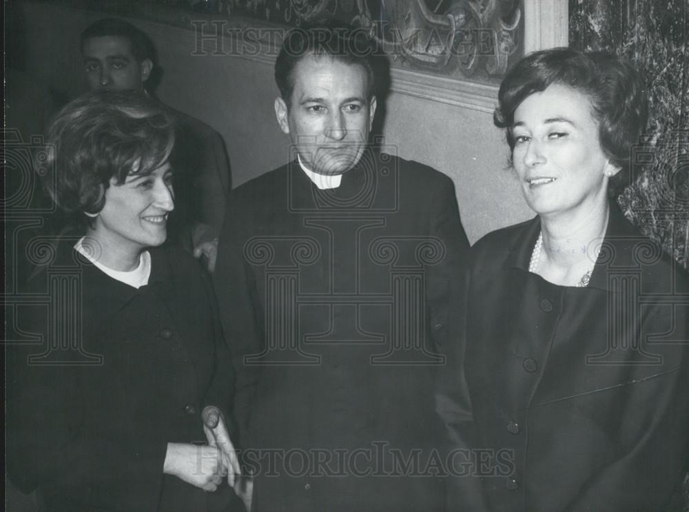 Press Photo Spanish Diplomat Priest Msgr. Marcas Ussia and his sisters - Historic Images