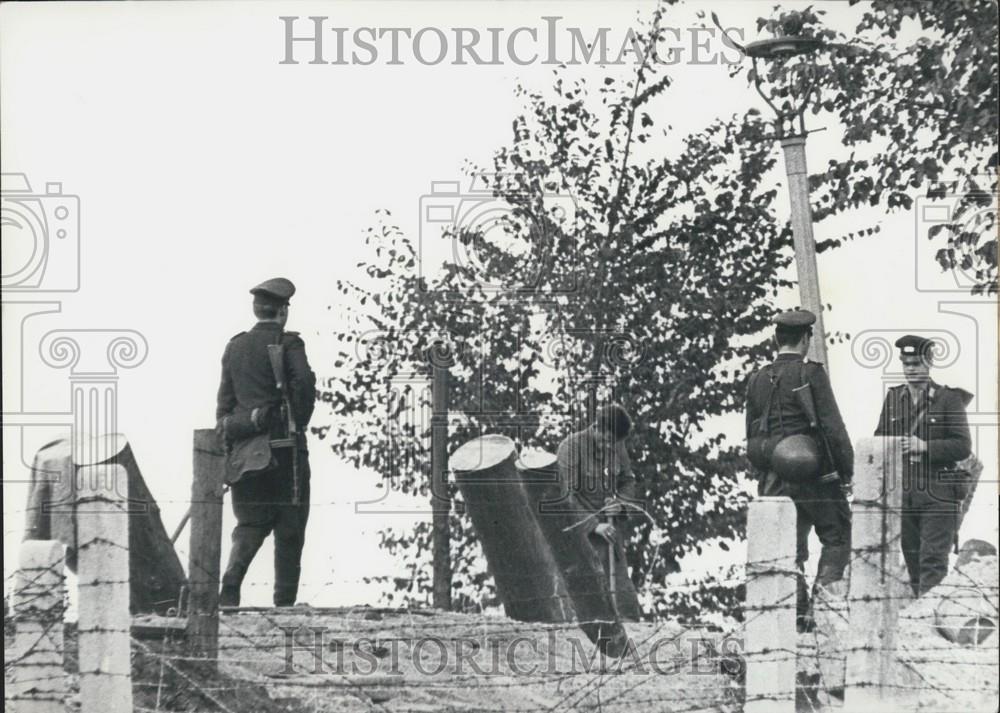 1961 Press Photo Ernst Keller Bridge Volkspolizei Building Tank Barrier - Historic Images