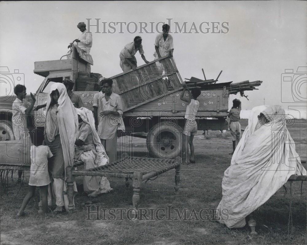 1980 Press Photo Pakistani Families Unload Furniture on Arrival - Historic Images