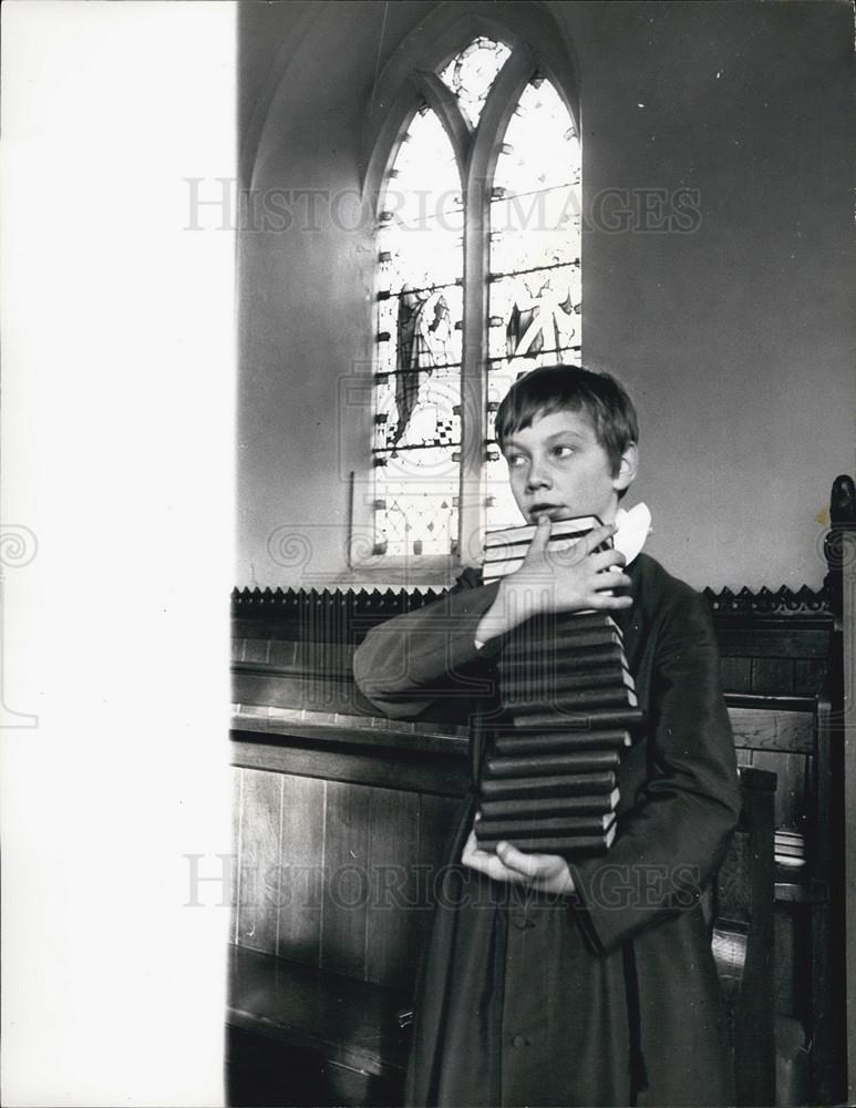 Press Photo Laurence about to distribute the hymn books. - Historic Images