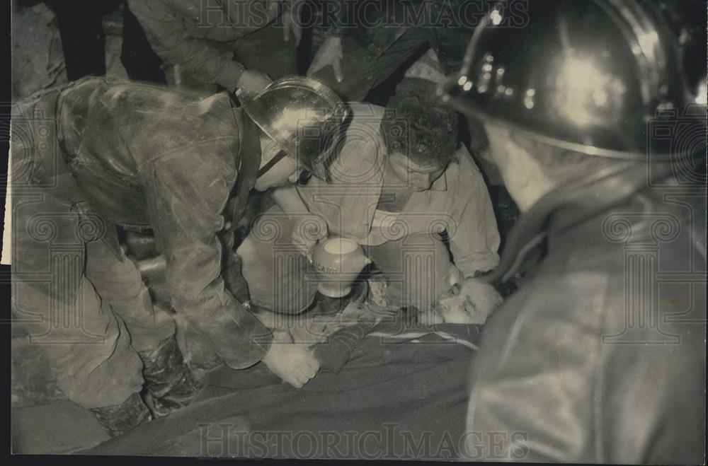 1964 Press Photo Construction Worker Lucien Desfarges, Collapsed Building, Paris - Historic Images