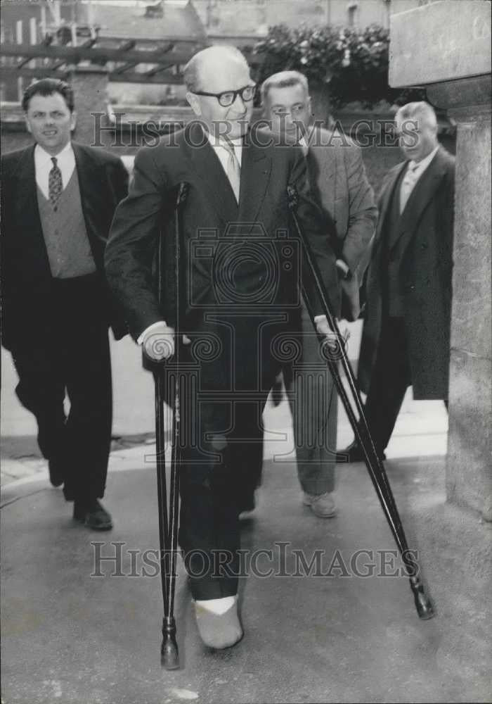 Press Photo M. Guy Mollet A Assiste Aujourd hut avec Des Bequilles - Historic Images