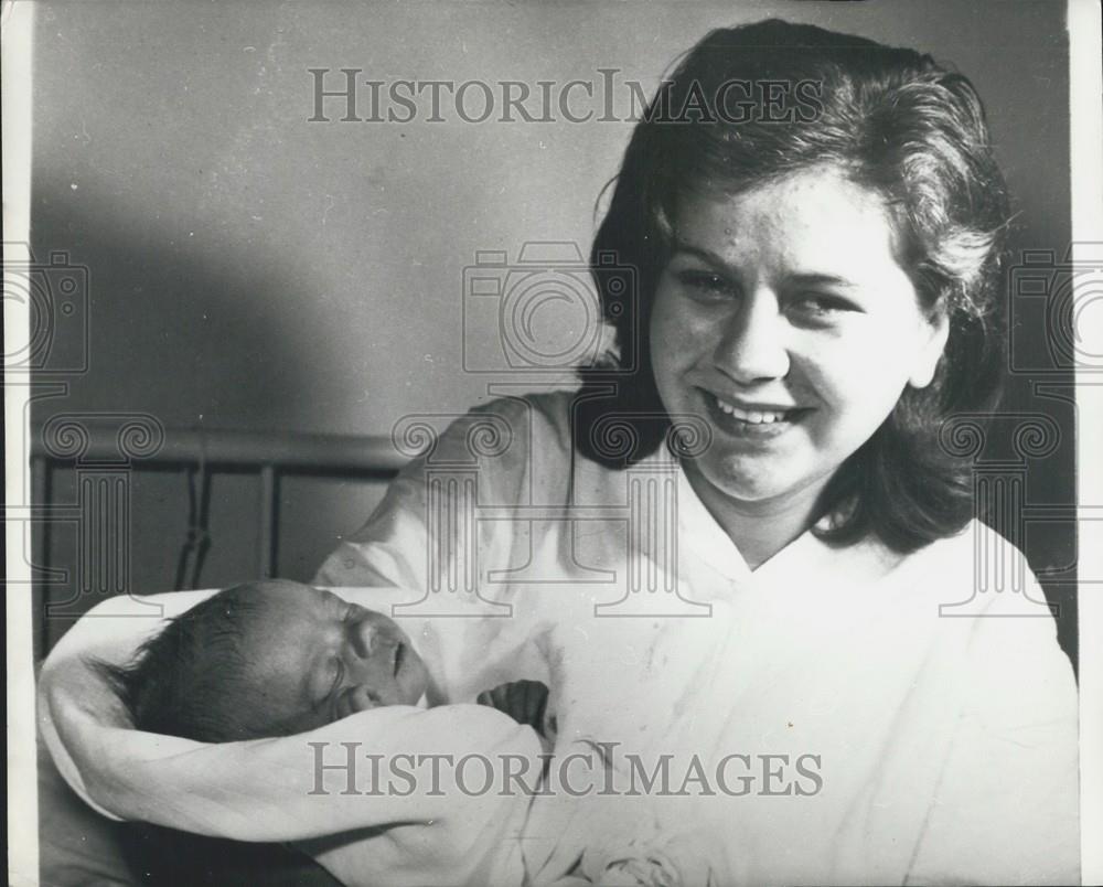 1968 Press Photo Frantiska Hanackova is a 13 year old mother and student in Czec - Historic Images