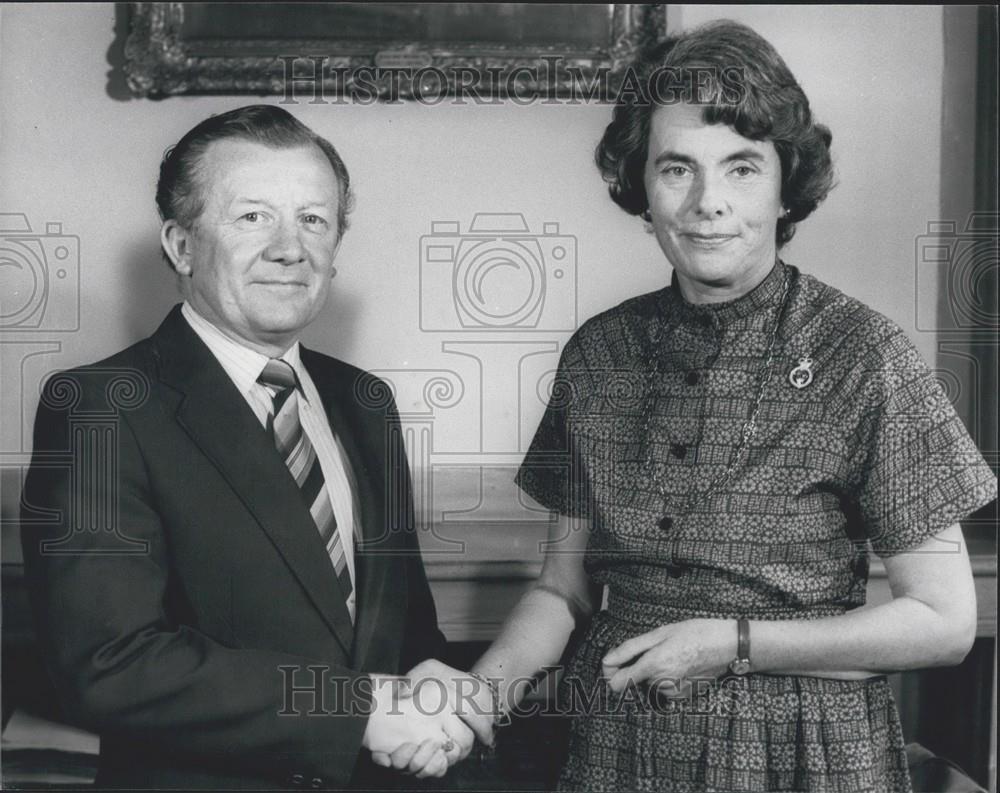 1980 Press Photo Lady Mountbatten Bob Fryer Northern Ireland Casework Supervisor - Historic Images