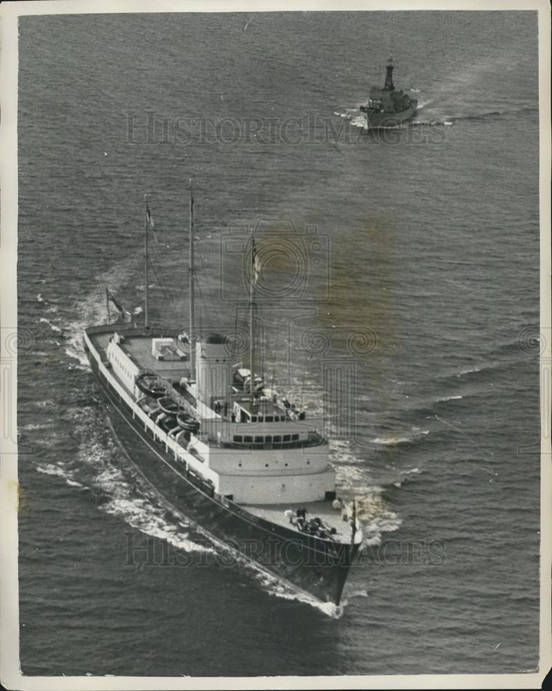 1954 Press Photo Aerial View Royal Britannia Sailing With Prince Charles - Historic Images