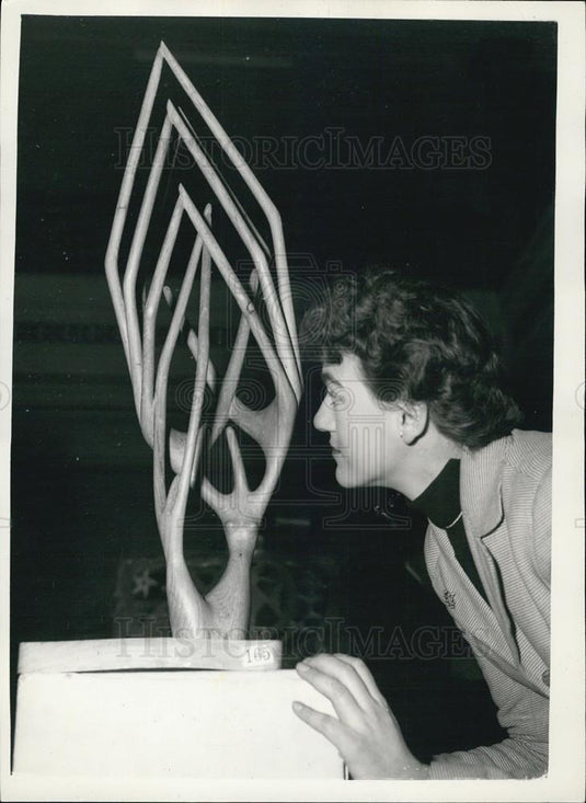 1956 Press Photo Jane McNeilleadmires ''Mother and Child'' by Edward G. Barker - Historic Images