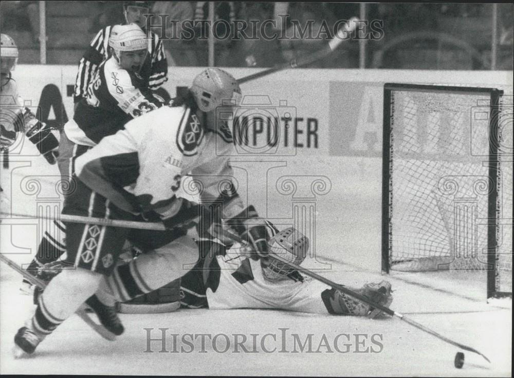 1990 Press Photo Germany, USA, Ice Hockey World Championship, Bern, Switzerland - Historic Images