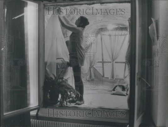 1970 Press Photo Marcel Lacht  mkes igloo of his flat - Historic Images