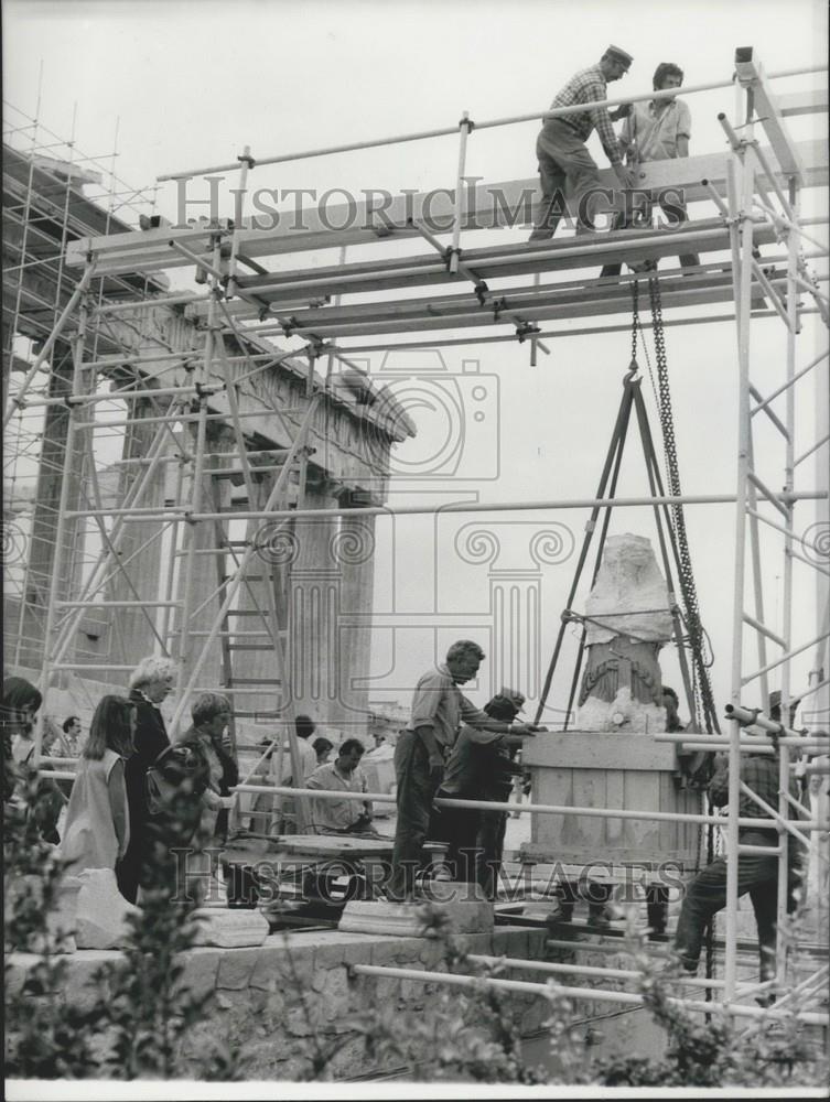 1979 Press Photo Moving a statue from the Akropolis for restauration and Exhibit - Historic Images